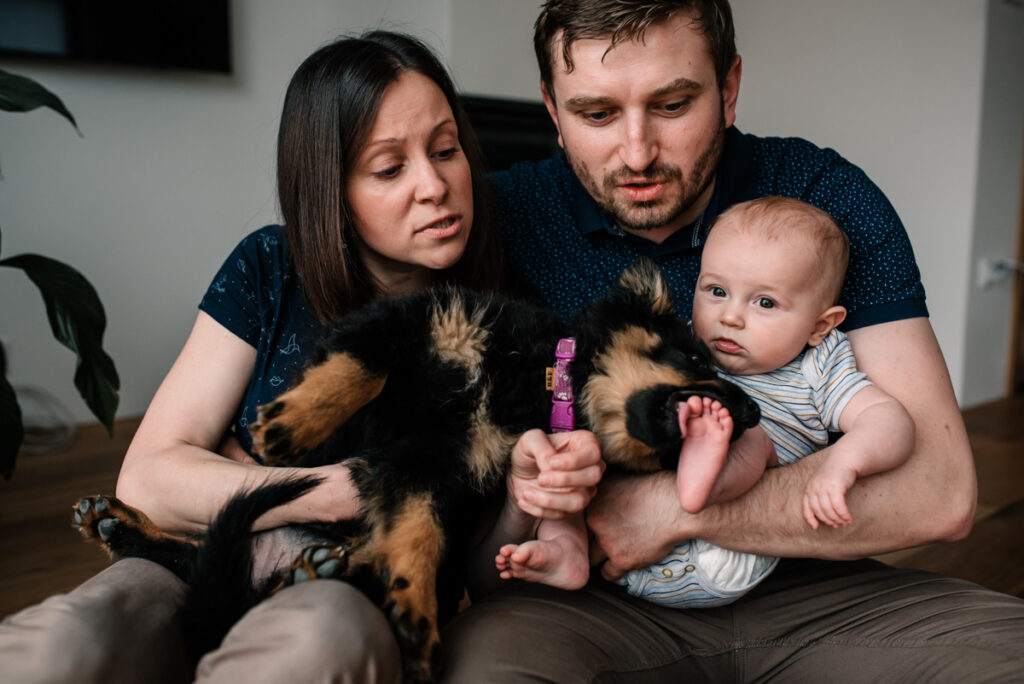 Focení miminka doma štěně kouše nohu