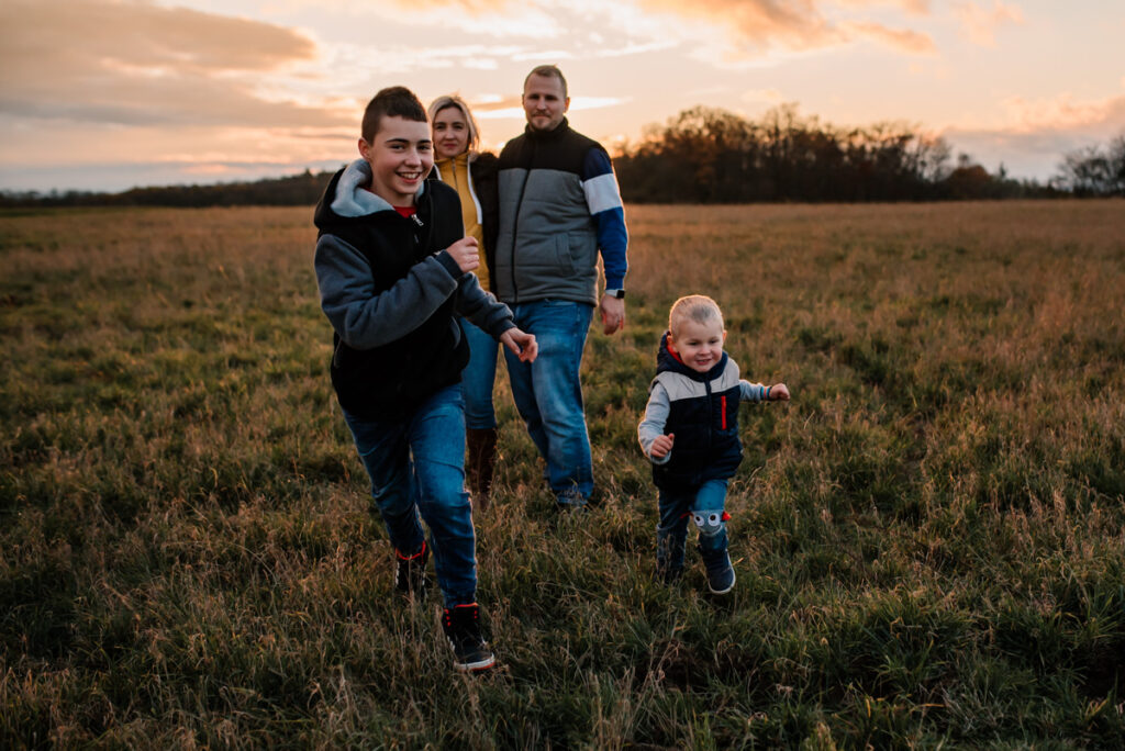 Rodinná fotografie Beroun kluci běží